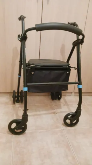 Andador con asiento y bolsa