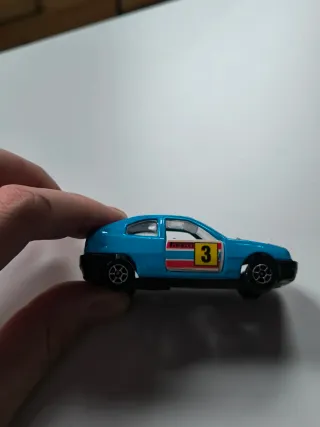 Coche a escala azul coleccionista de guisval