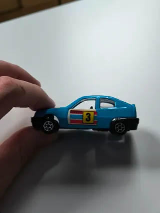 Coche a escala azul coleccionista de guisval