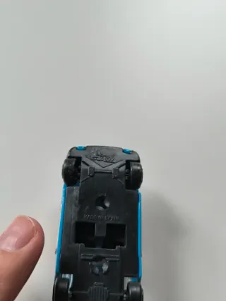 Coche a escala azul coleccionista de guisval