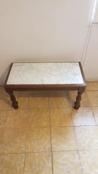 Mesa de salón baja de mármol y madera