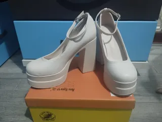 Zapatos de tacón plataforma beige estilo Bratz