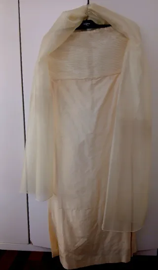 Vestido de noche con chal a juego