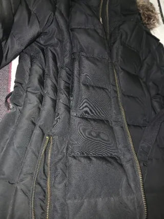 Abrigo de Plumas Negro con Capucha