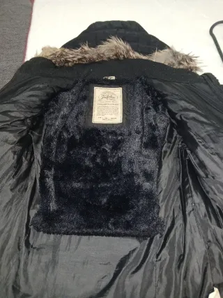 Abrigo de Plumas Negro con Capucha