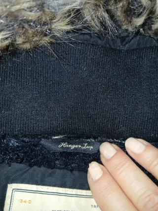 Abrigo de Plumas Negro con Capucha