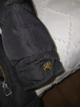 Abrigo de Plumas Negro con Capucha