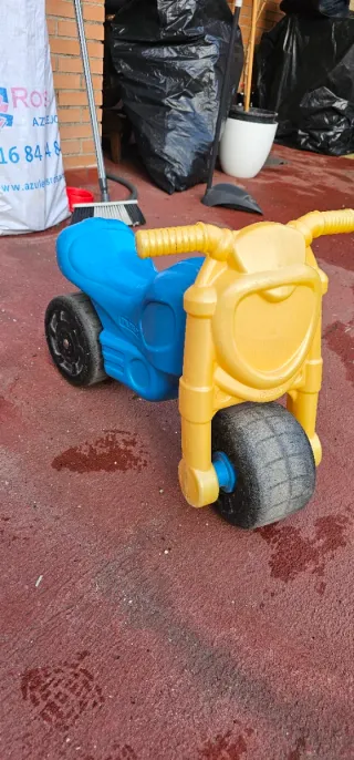 Moto correpasillos azul y amarilla