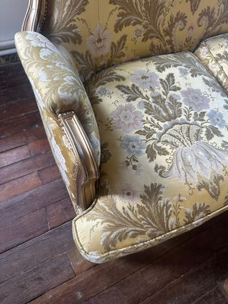 Sofá vintage  tapizado floral dorado