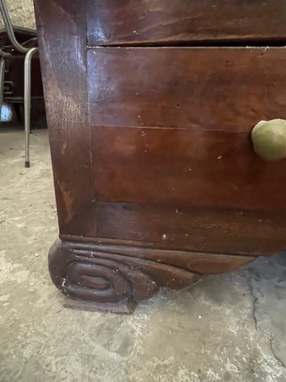 Cómoda antigua pintada a mano