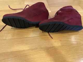 Botines cuña burdeos mujer