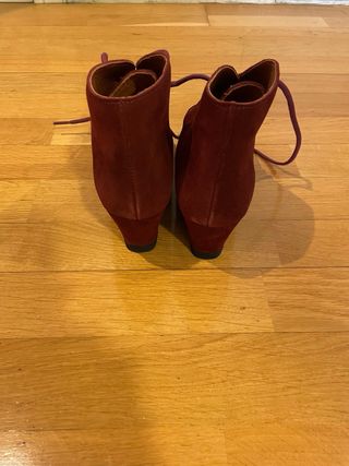 Botines cuña burdeos mujer