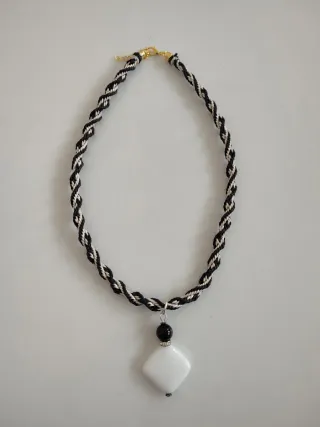 Collana artigianale beige e nera con ciondolo