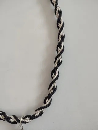 Collana artigianale beige e nera con ciondolo