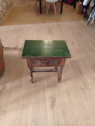 Mesita de noche de madera con cajón