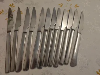 Set de 12 Cuchillos de Metal Plateado