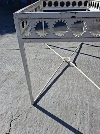 Tavolo da giardino in ferro battuto bianco