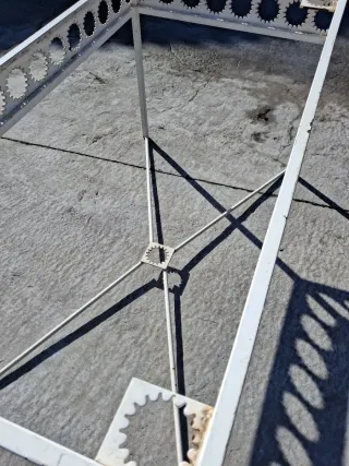 Tavolo da giardino in ferro battuto bianco