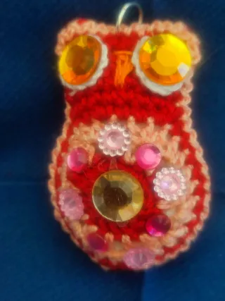 Portachiavi all'uncinetto decorati con gufi
