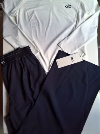 Conjunto Alo:Camiseta blanca y pantalón azulmarino