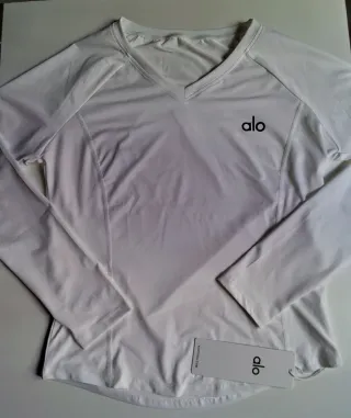 Conjunto Alo:Camiseta blanca y pantalón azulmarino