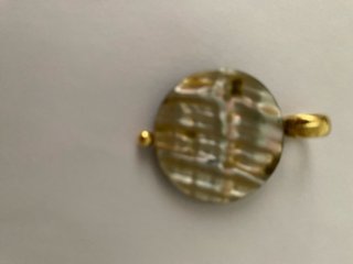 Colgante de oro con piedra verde