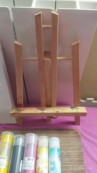 Caballete, bastidor y pinturas