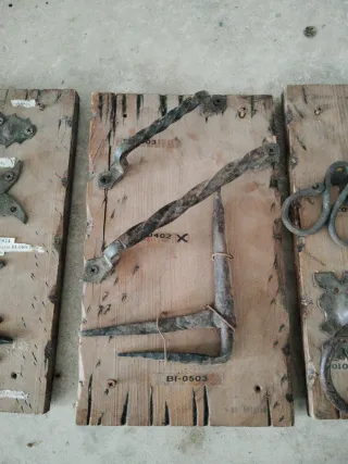 Cuadros expositores con herrajes