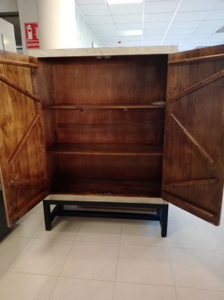 Armario beige y negro con diseño