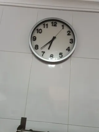 Reloj de pared plateado y blanco