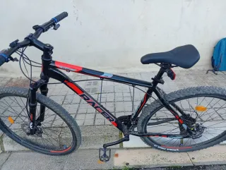 Bicicleta de montaña Racer negra y roja