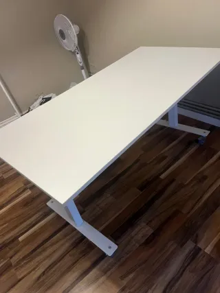 Mesa de oficina blanca con ruedas