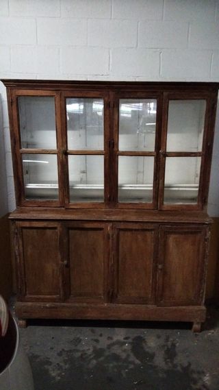 Aparador antiguo de madera y cristal