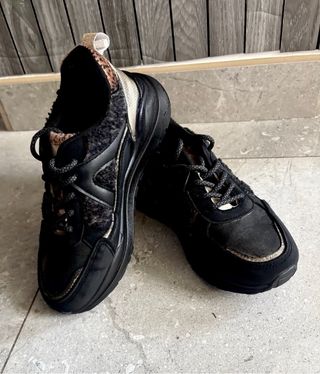 Zapatillas negras y doradas
