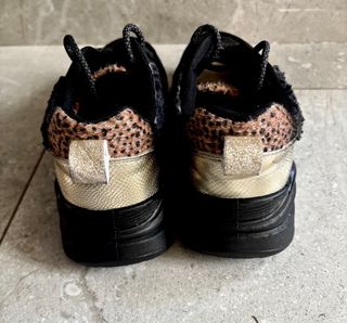 Zapatillas negras y doradas