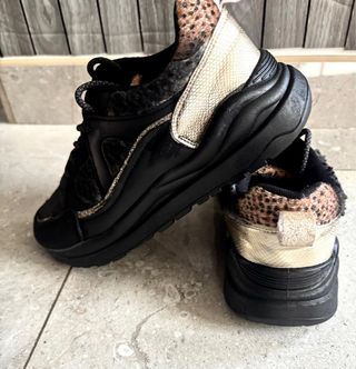 Zapatillas negras y doradas