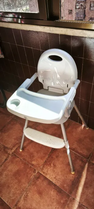 Trona desmontable con mesa