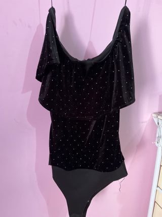 Mono negro hombros al aire con brillos