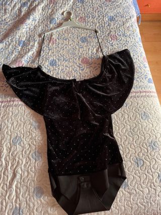 Mono negro hombros al aire con brillos