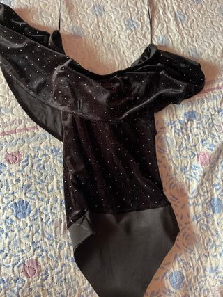 Mono negro hombros al aire con brillos