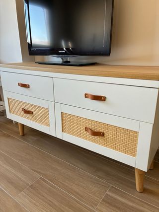 Mueble TV bajo aparador madera y ratán
