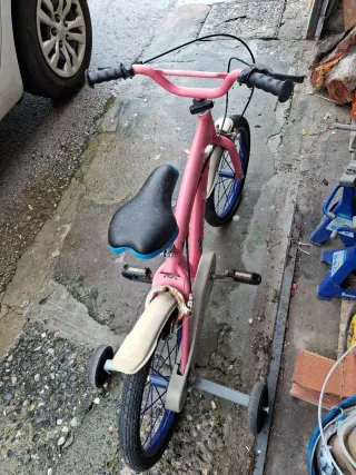 Bicicleta infantil rosa con ruedines