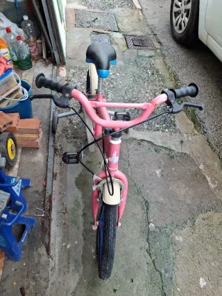 Bicicleta infantil rosa con ruedines