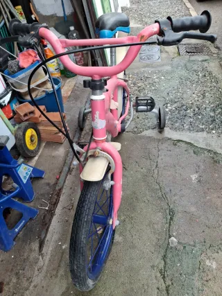 Bicicleta infantil rosa con ruedines