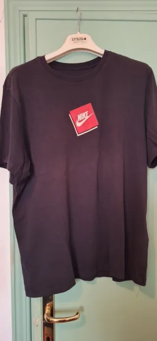 T-shirt nera con logo Nike
