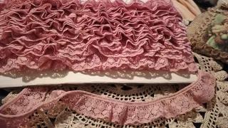 Bellissimo pizzo arruffato rosa antico