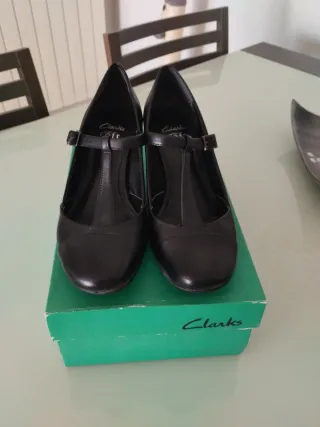 Zapatos Clarks Mujer Negros T-Strap Hebilla