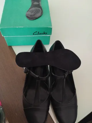 Zapatos Clarks Mujer Negros T-Strap Hebilla