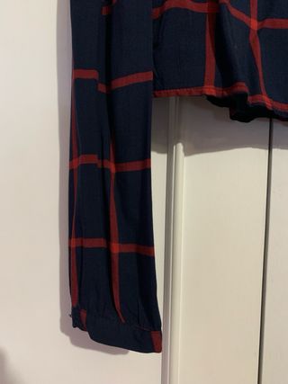 Blusa de cuadros azul y rojo