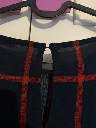 Blusa de cuadros azul y rojo